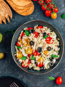 Mediterraner Orzo-Salat mit Tomaten, Oliven & Basilikum