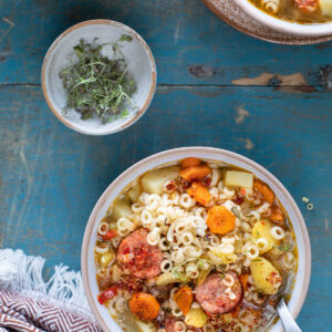 Helle Minestrone mit geräucherter Wurst und Suppennudeln