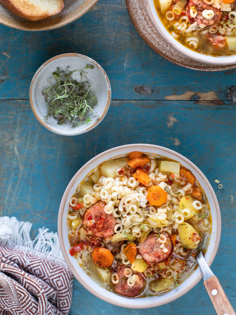 Helle Minestrone mit geräucherter Wurst und Suppennudeln