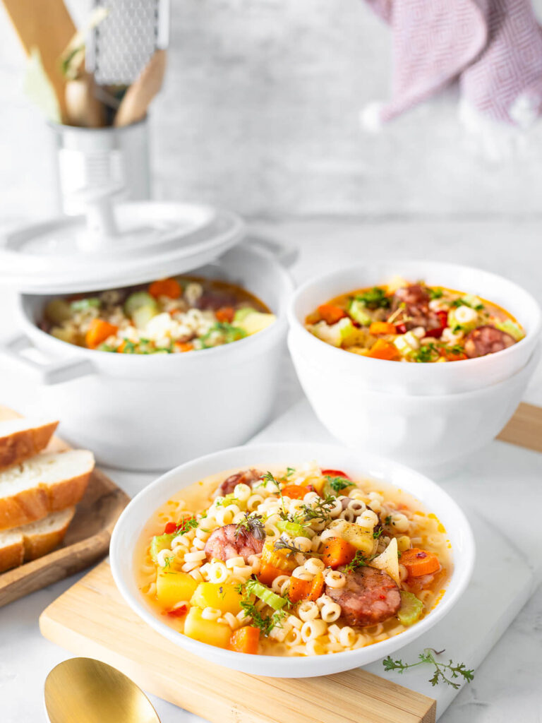 Helle Minestrone mit geräucherter Wurst und Suppennudeln