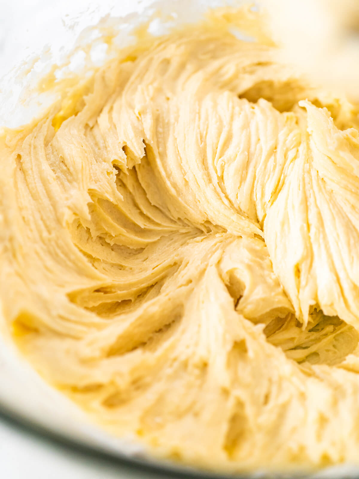 Glatte, helle Vanille-Buttercreme in einer Schüssel als neutrale Grundlage zum Einfärben
