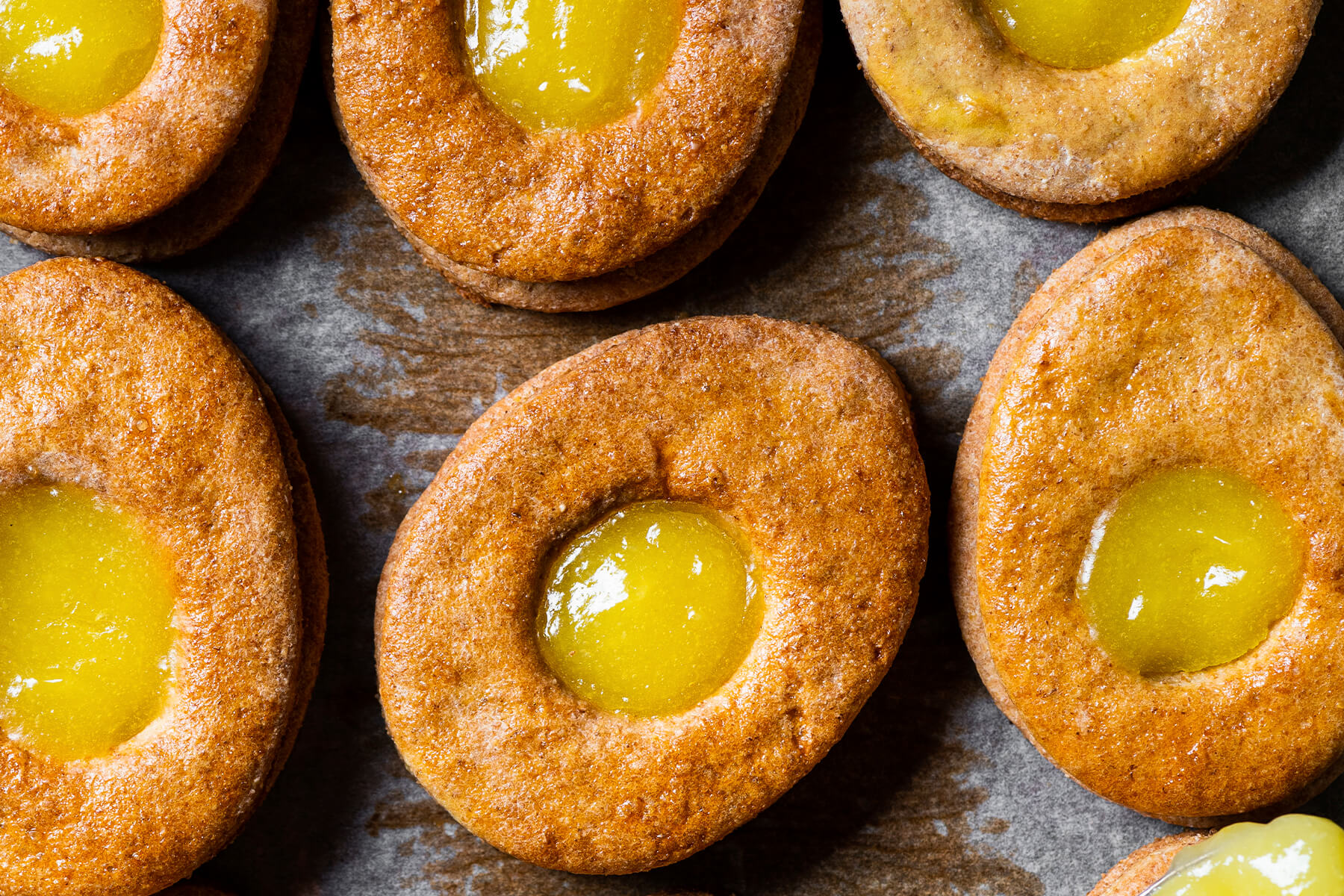 Osterei-förmiges Mürbeteig-Plätzchen mit einem Klecks Lemon Curd wie ein Eidotter in der Mitte
