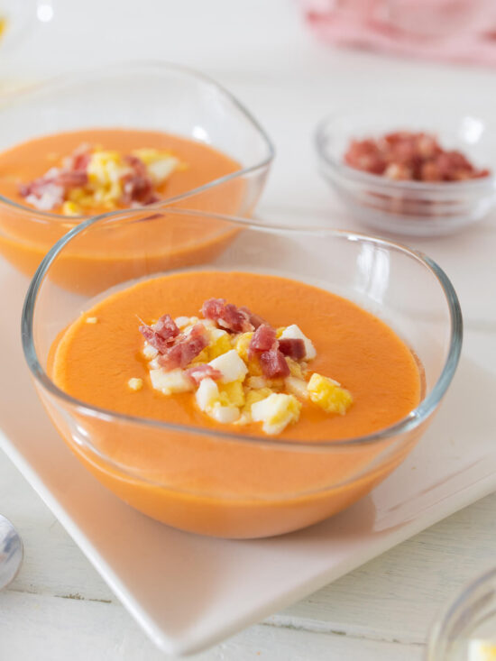 Salmorejo – die cremige kalte Tomatensuppe aus Andalusien mit Serrano-Schinken und Ei
