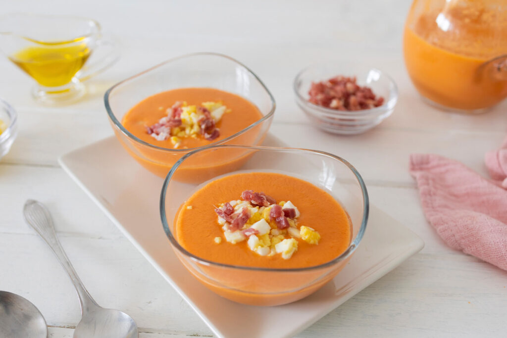 Salmorejo – die cremige kalte Tomatensuppe aus Andalusien mit Serrano-Schinken und Ei