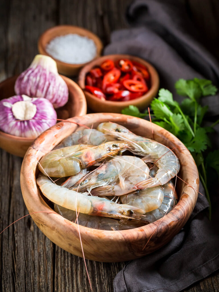 Scharfe Knoblauch-Garnelen mit Chili und Koriander