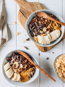 Schoko-Granola-Bowl mit Banane