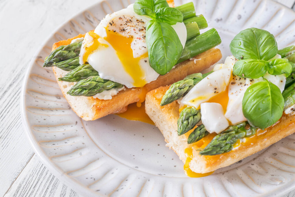 Ciabatta-Bruschetta mit grünem Spargel, pochiertem Ei und Basilikum