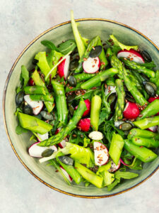 Grüner Spargelsalat mit Radieschen, Rucola und Kürbiskernen