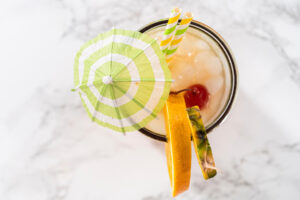 Tropischer Sunset-Cocktail mit Rum, Ananas und Grenadine