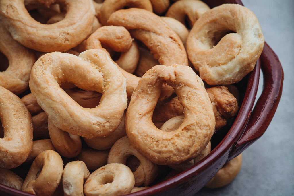 Herzhafte goldbraune Taralli Pugliesi als kleine Teigkringel in einer rustikalen Schale