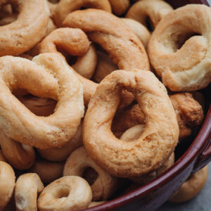 Herzhafte goldbraune Taralli Pugliesi als kleine Teigkringel in einer rustikalen Schale
