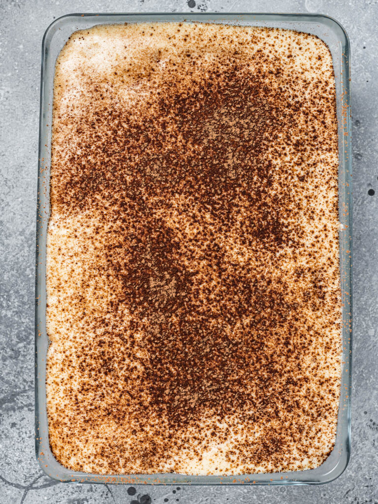 Die fertig geschichtete Tiramisu-Form von oben, gleichmäßig mit Kakaopulver bestäubt