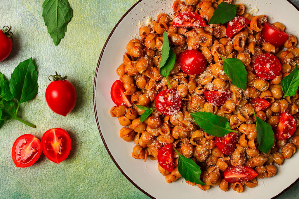 Toskanische Muschelnudeln mit gerÀuchertem Paprika, Kirschtomaten und Basilikum