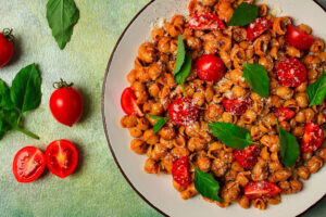 Toskanische Muschelnudeln mit geräuchertem Paprika, Kirschtomaten und Basilikum