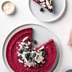 Vegane Rote-Bete-Torte von oben, ein Stück herausgeschnitten und auf einem Teller angerichtet