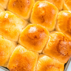 Fluffige goldbraune Hefebrötchen in Nahaufnahme, dicht an dicht gebacken