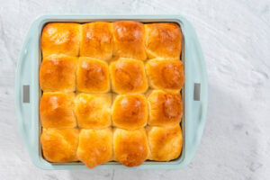 Fertig gebackene goldbraune Hefebrötchen zum Abreißen in der Form, von oben
