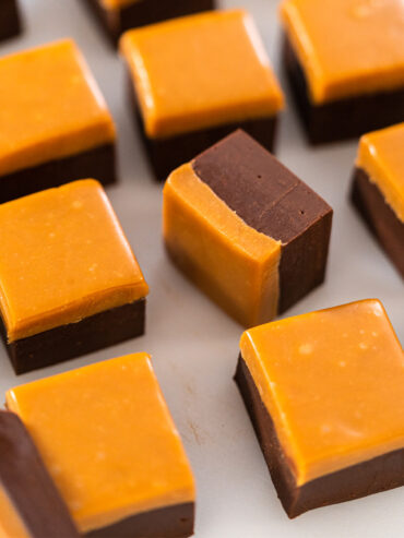 Zweischichtiger Karamell-Fudge mit dunkler Schokoladen- und heller Karamellschicht in Würfeln