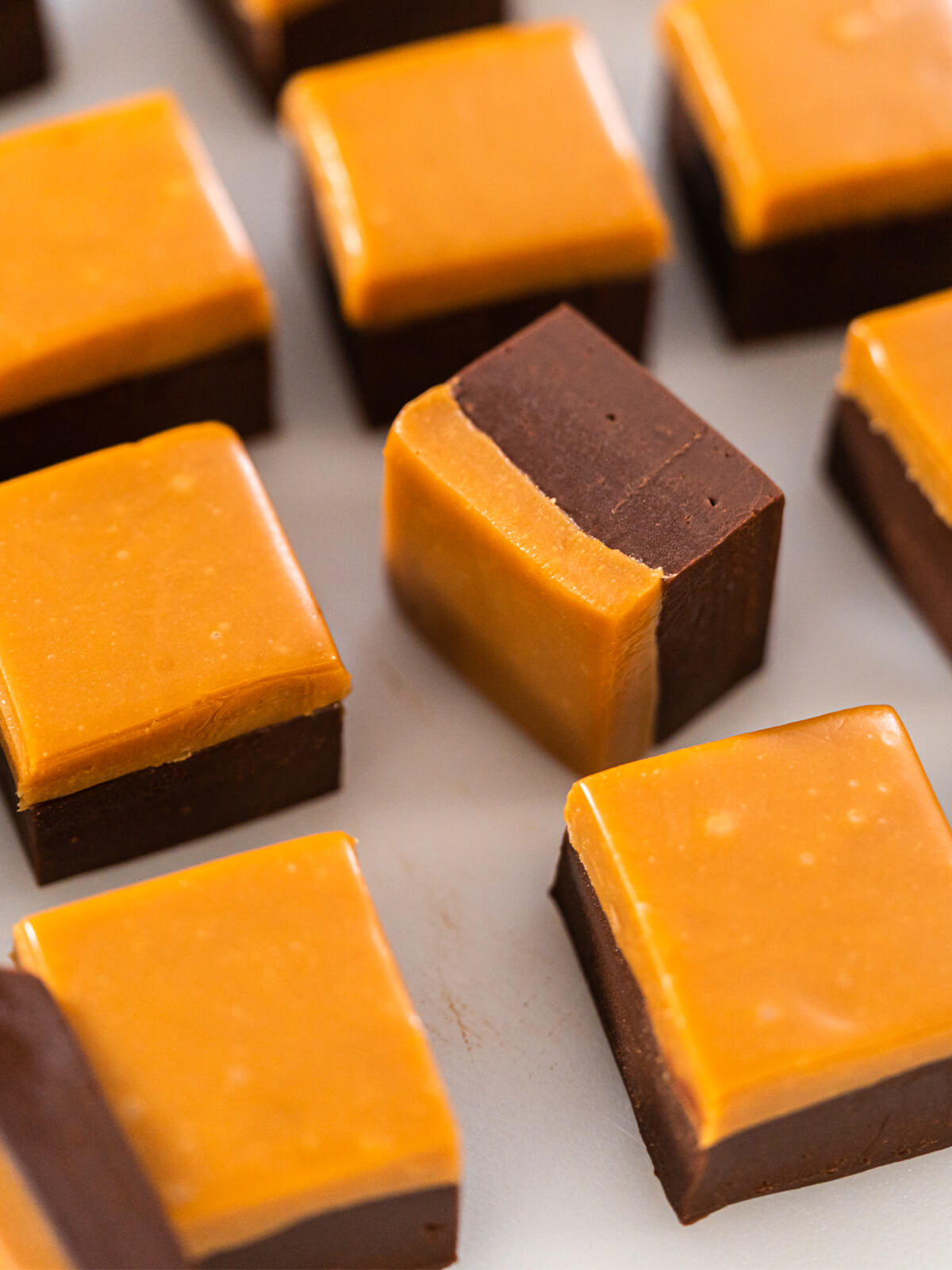 Zweischichtiger Karamell-Fudge mit dunkler Schokoladen- und heller Karamellschicht in Würfeln