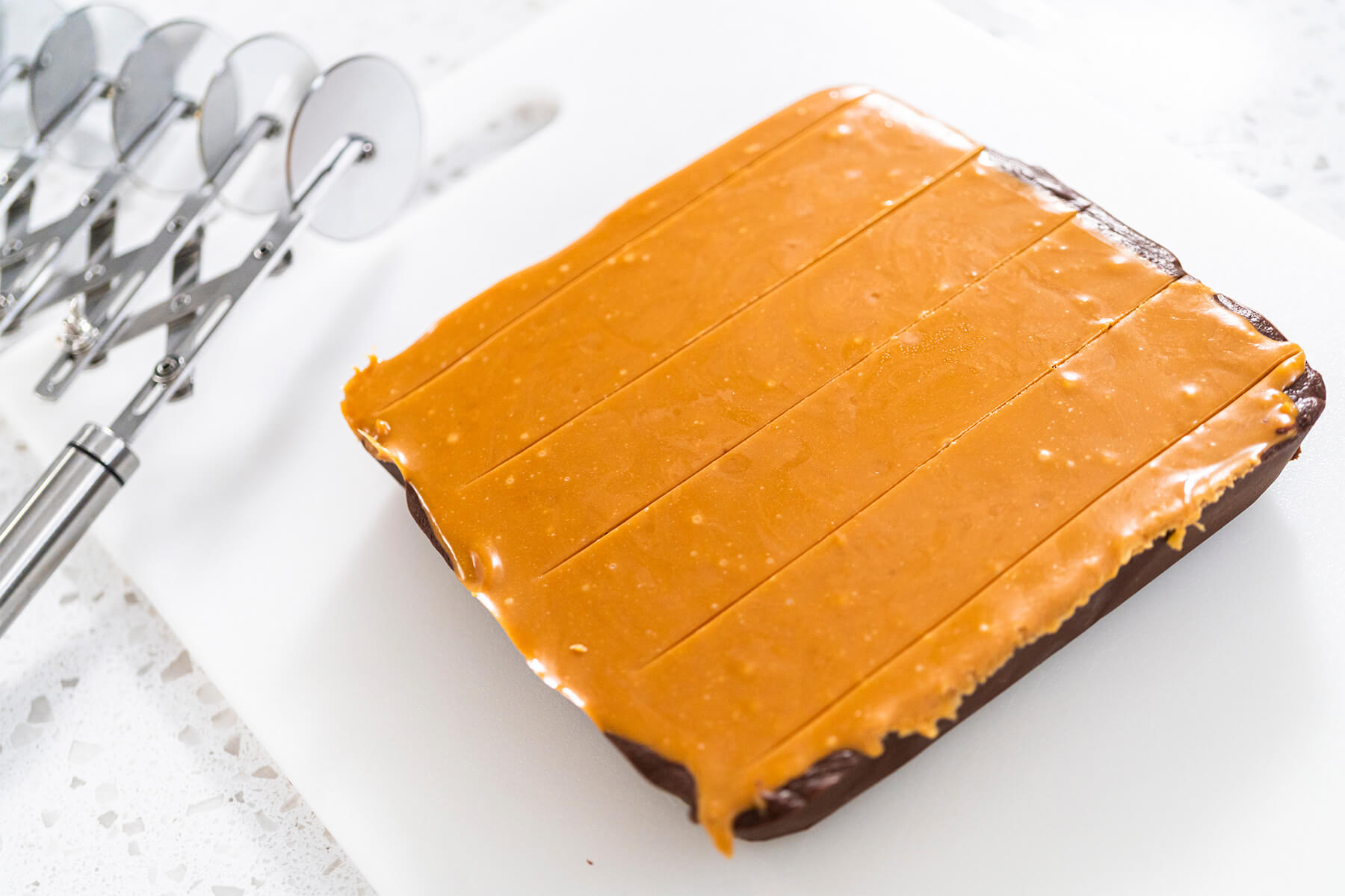Angeschnittener zweischichtiger Fudge, der die dunkle Schokoladen- und die helle Karamellschicht zeigt