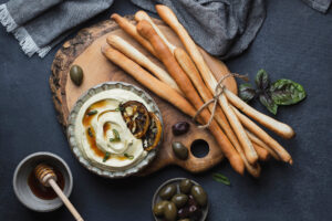 Aufgeschlagener Feta-Dip mit karamellisierter Zitrone und Honig