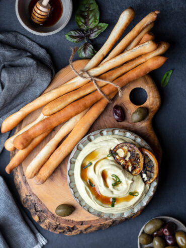 Aufgeschlagener Feta-Dip mit karamellisierter Zitrone und Honig
