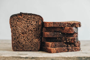 Dunkles Roggenbrot – Sauerteigreste mit Malz, Koriander und Rosinen