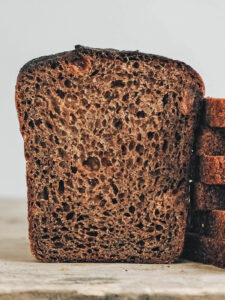 Dunkles Roggenbrot mit Malz, Koriander und Rosinen