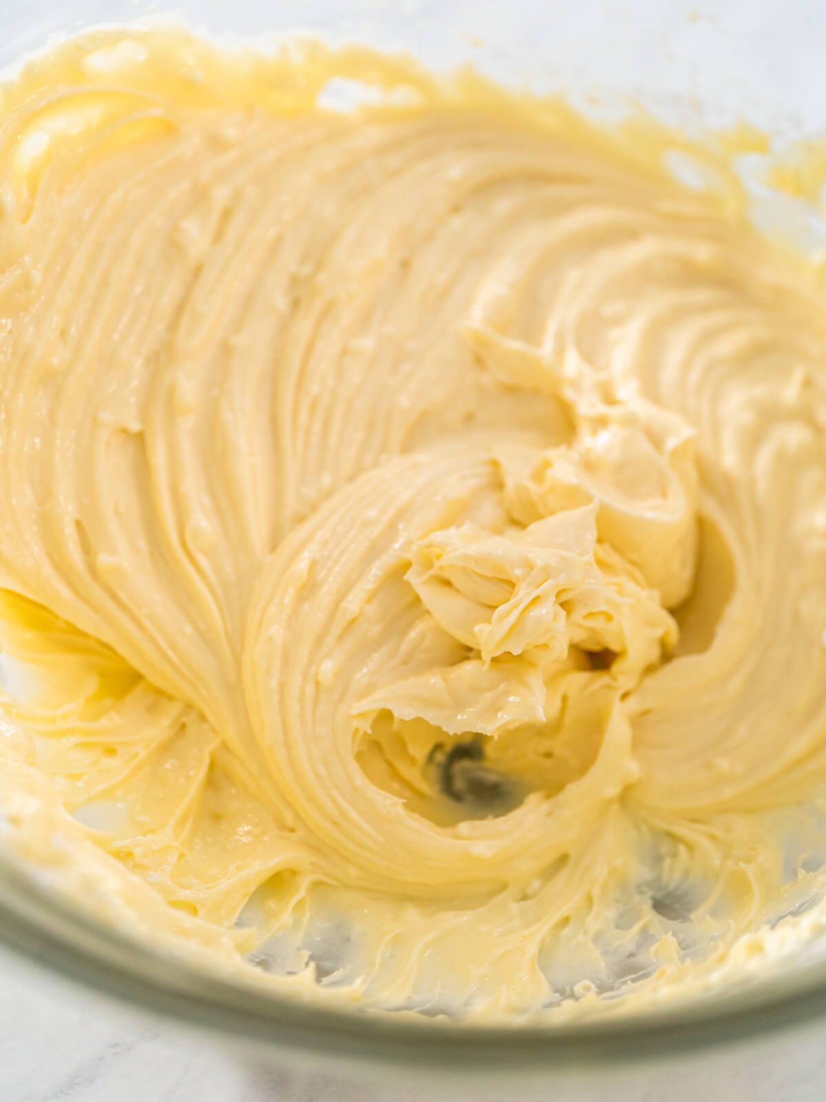Fertige Frischkäse-Füllung in einer Glasschüssel, bereit zum Kühlstellen