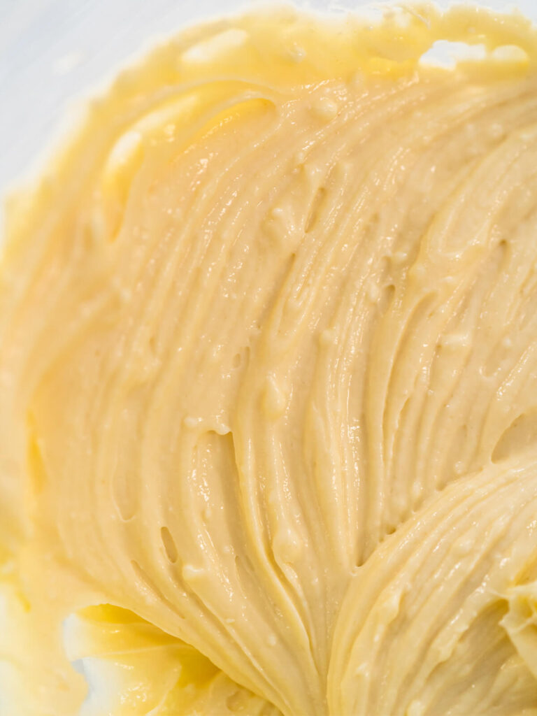 Nahaufnahme der dichten, glänzenden Frischkäse-Füllung mit feinen Rührspuren