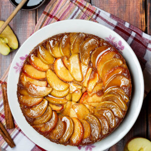 Gestürzter Apfelkuchen mit glänzendem Honig-Karamell und goldbraunen Apfelspalten, von oben fotografiert