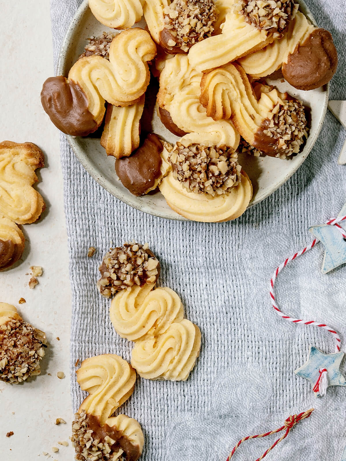 Italienische Butterkekse – aufgespritztes Mürbegebäck mit Schokolade und Nüssen