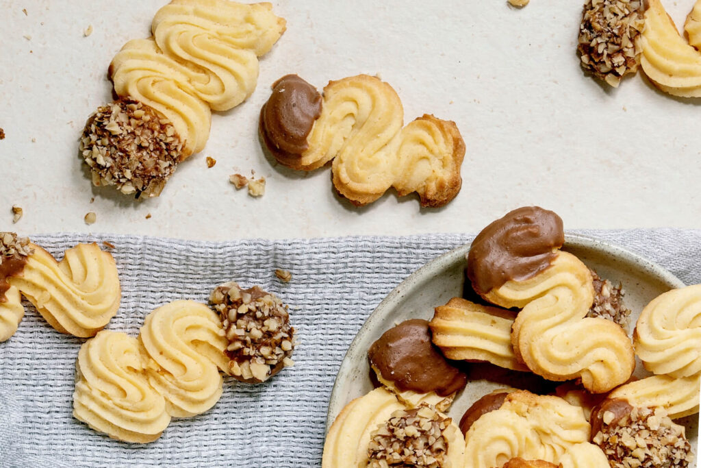 Italienische Butterkekse – aufgespritztes Mürbegebäck mit Schokolade und Nüssen