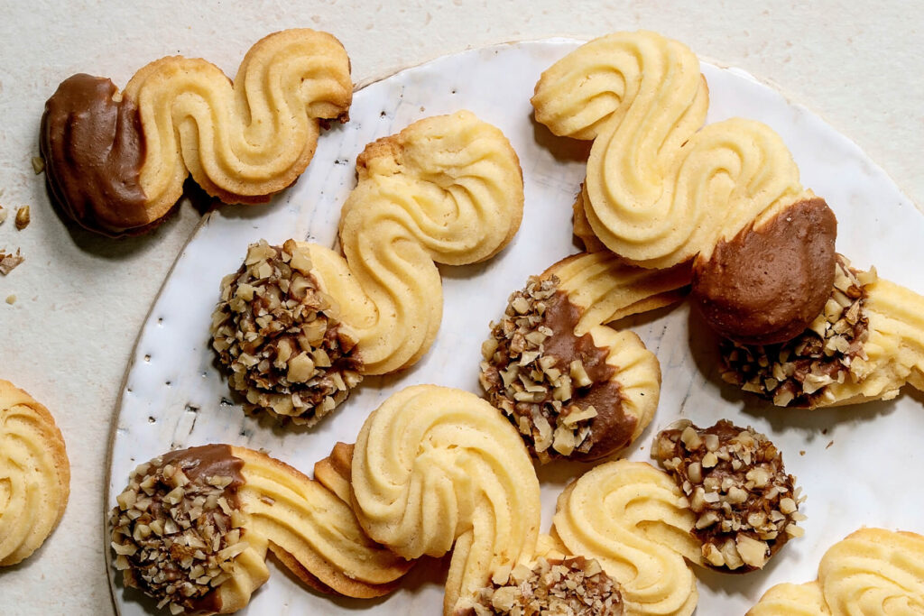 Italienische Butterkekse – aufgespritztes Mürbegebäck mit Schokolade und Nüssen
