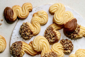 Italienische Butterkekse – aufgespritztes Mürbegebäck mit Schokolade und Nüssen