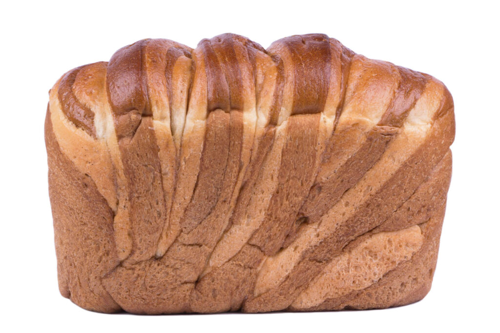 Japanisches Milchbrot mit Kakao-Marmorierung, goldbraun gebackener Kastenlaib mit gedrehten Wülsten