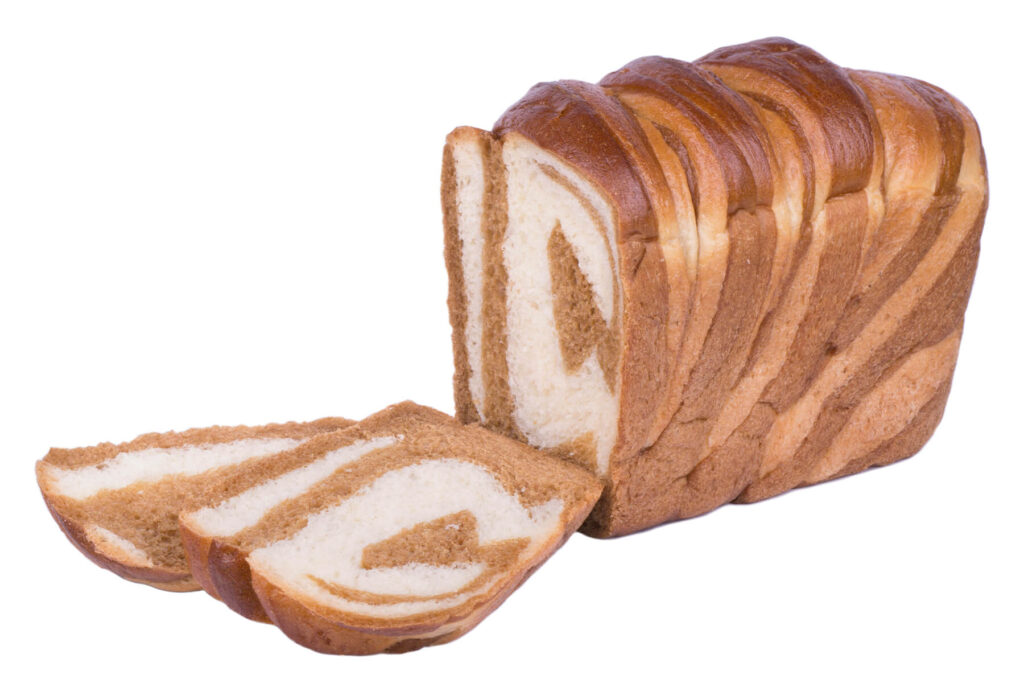 Angeschnittenes japanisches Milchbrot mit Kakao-Marmorierung, drei Scheiben mit Spiralmuster davor