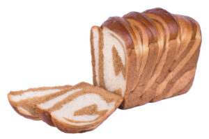 Angeschnittenes japanisches Milchbrot mit Kakao-Marmorierung, drei Scheiben mit Spiralmuster davor