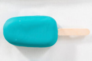 Frisch getauchtes Cakesicle mit glatter türkiser Glasur von oben