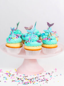 Meerjungfrauen-Cupcakes mit türkiser Buttercreme