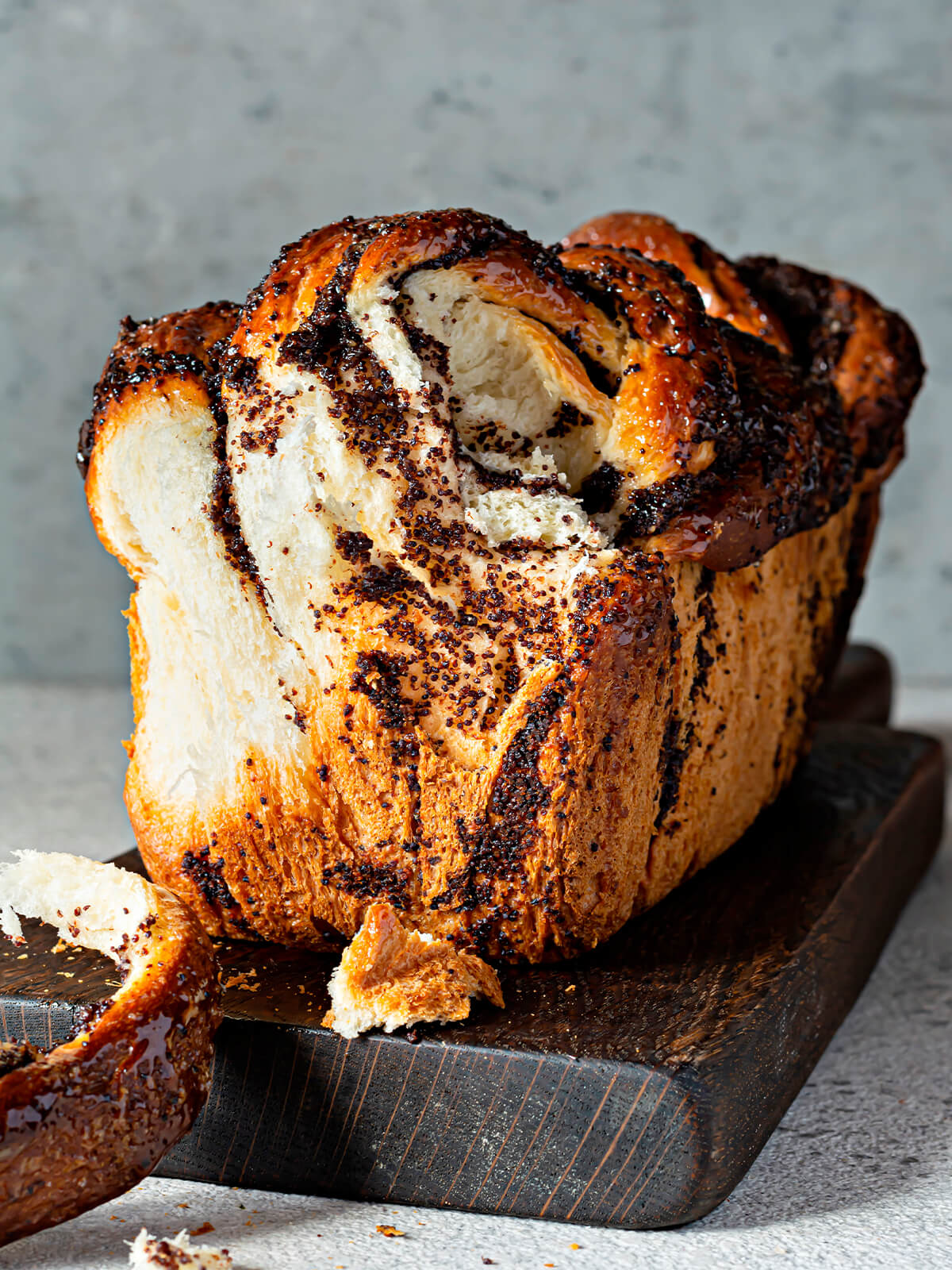 Angeschnittene Mohn-Babka mit heller, faseriger Krume und dunklen Mohnschichten
