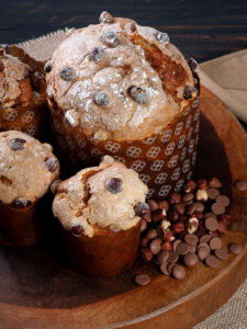 Panettone mit Nuss-Nougat-Creme und ganzen Haselnüssen