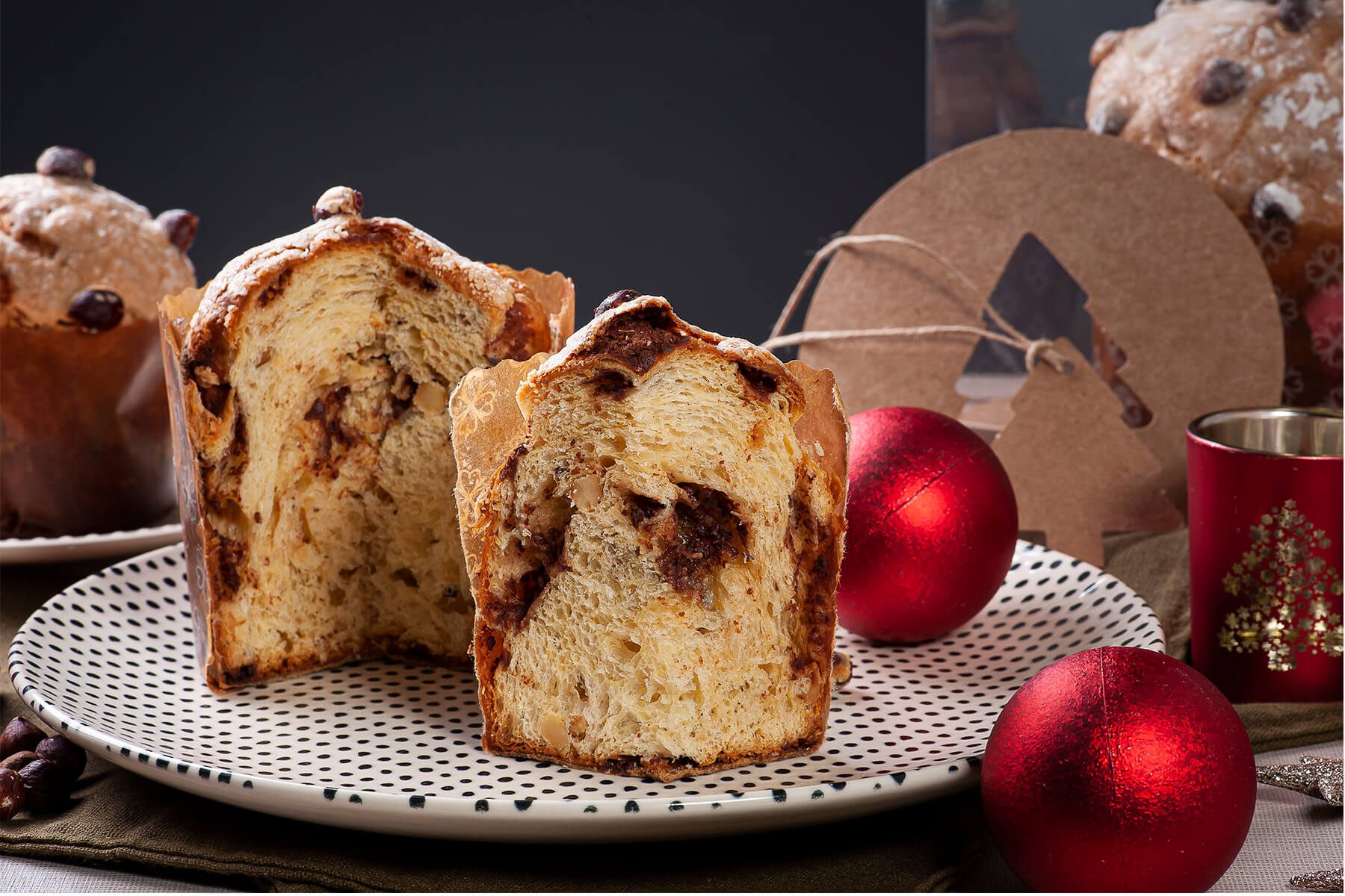Zwei aufgeschnittene Panettone-Hälften nebeneinander, die dunkle Cremeschicht zieht sich als Band durch die faserige Krume