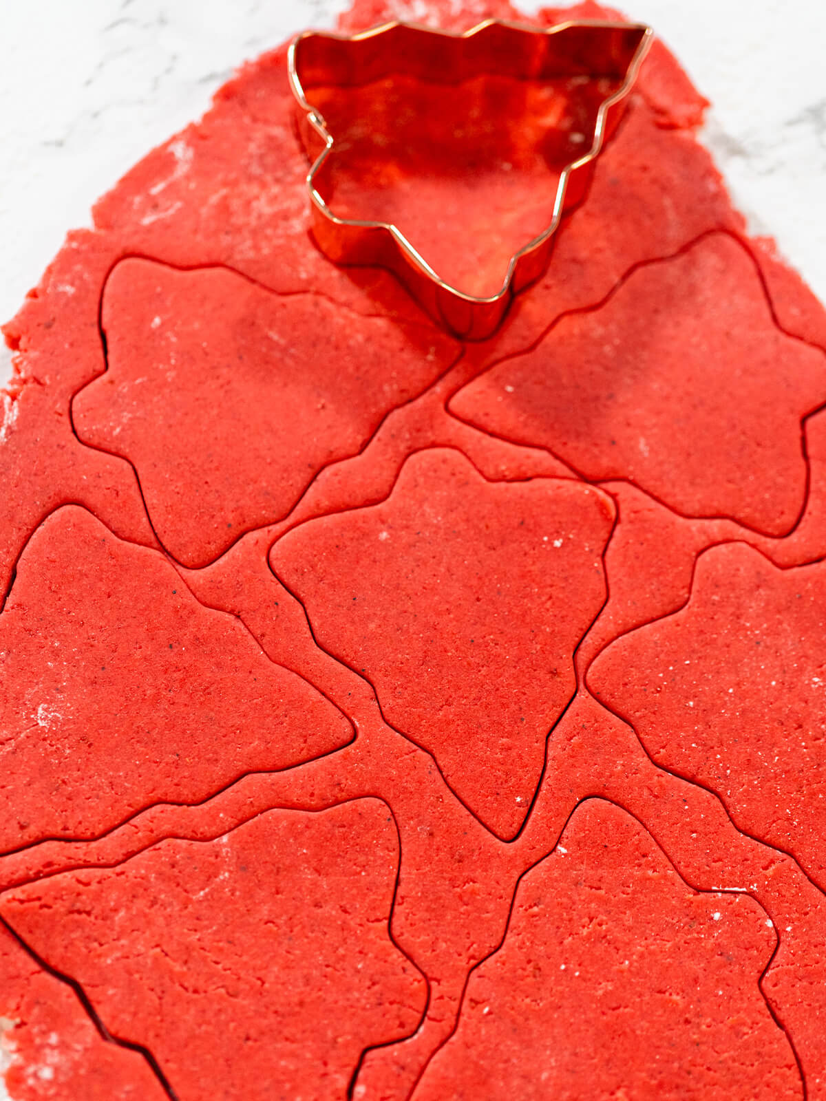 Roter Lebkuchen-Keksteig zum Ausstechen und Verzieren
