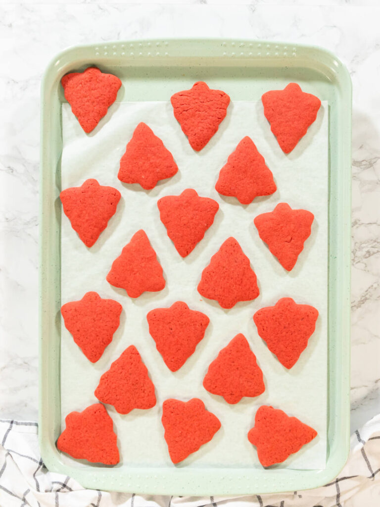 Roter Lebkuchen-Keksteig zum Ausstechen und Verzieren