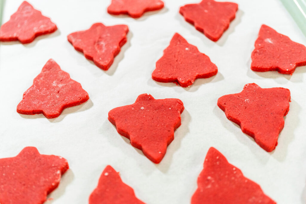Roter Lebkuchen-Keksteig zum Ausstechen und Verzieren