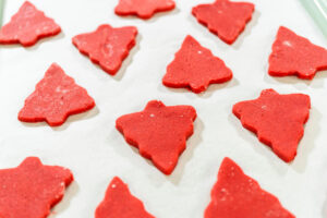 Roter Lebkuchen-Keksteig zum Ausstechen und Verzieren