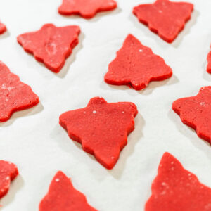 Roter Lebkuchen-Keksteig zum Ausstechen und Verzieren
