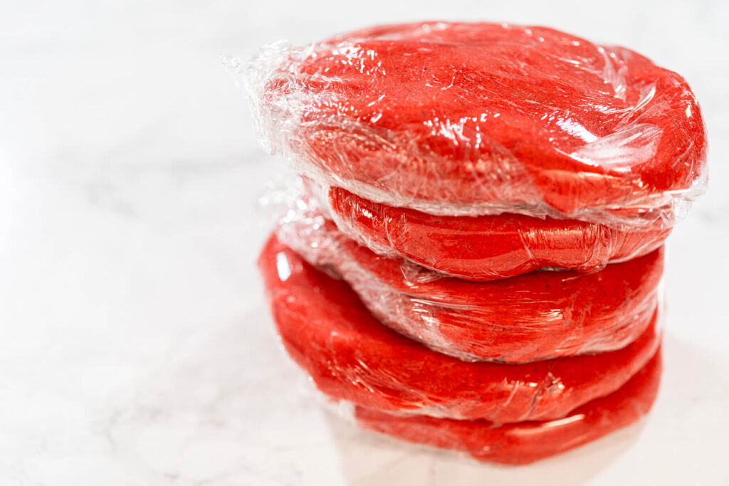 Roter Lebkuchen-Keksteig zum Ausstechen und Verzieren