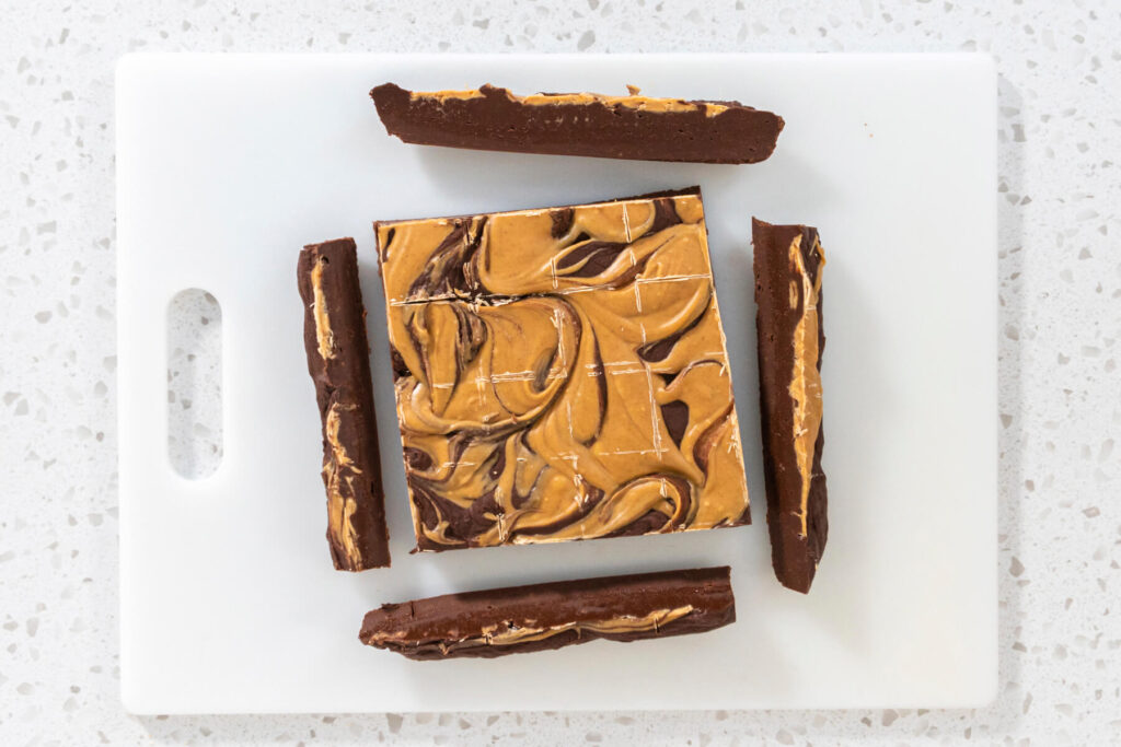 Abgeschnittene Randstreifen neben der begradigten und angezeichneten Fudge-Platte